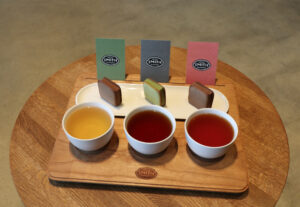 SMITH TEAMAKER meets D’RENTY CHOCOLATE
Chocolate Pairing Tea Flight